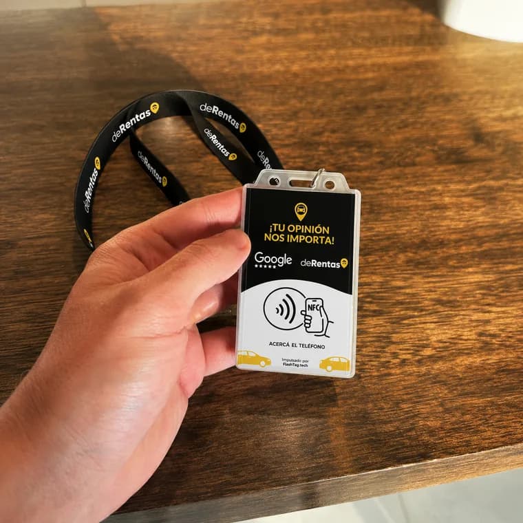 Tarjeta de FlashTag con la marca deRentas, con lanyard, en la mano