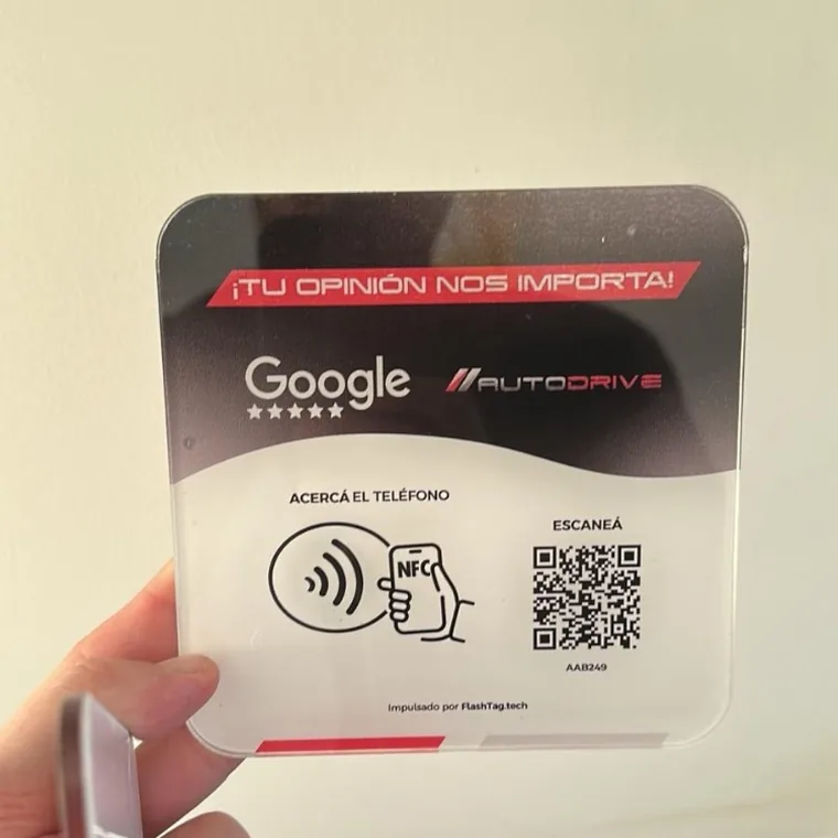 Cartel de FlashTag con la marca AutoDrive sostenido en la mano
